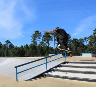 Ollie over the rail@Lacanau Ville